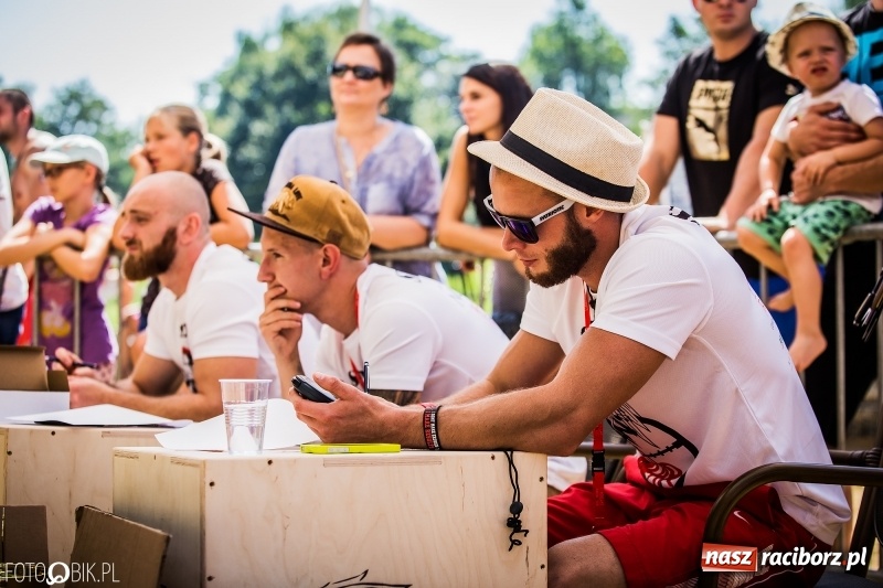 Zdjęcie w galerii na portalu naszraciborz.pl: Widowiskowe zawody na plaży. Trwają Ogólnopolskie Zawody Street Workout wiadomości z regionu