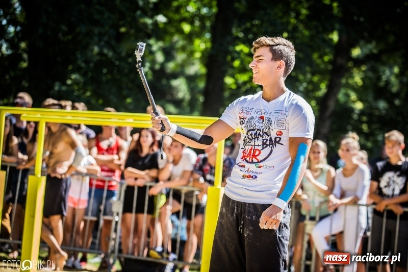 Zdjęcie w galerii na portalu naszraciborz.pl: Widowiskowe zawody na plaży. Trwają Ogólnopolskie Zawody Street Workout wiadomości z regionu