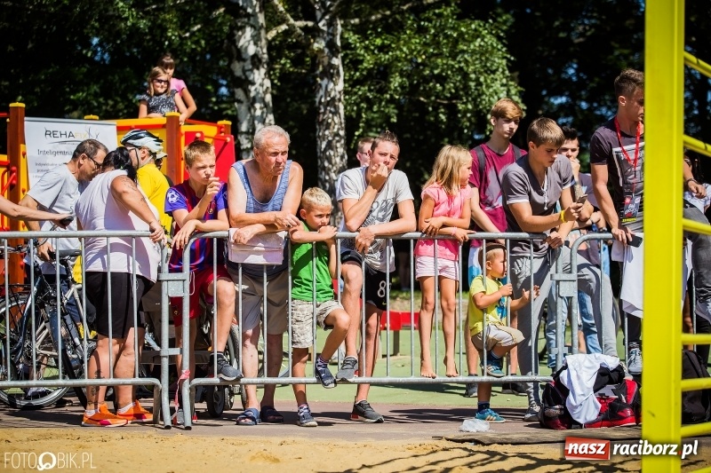 Zdjęcie w galerii na portalu naszraciborz.pl: Widowiskowe zawody na plaży. Trwają Ogólnopolskie Zawody Street Workout wiadomości z regionu