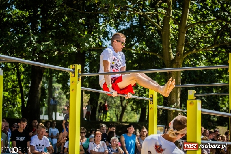Zdjęcie w galerii na portalu naszraciborz.pl: Widowiskowe zawody na plaży. Trwają Ogólnopolskie Zawody Street Workout wiadomości z regionu