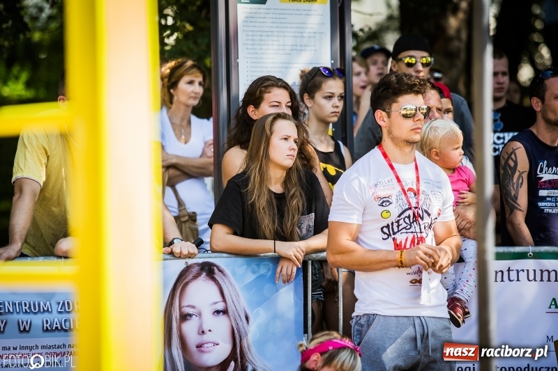 Zdjęcie w galerii na portalu naszraciborz.pl: Widowiskowe zawody na plaży. Trwają Ogólnopolskie Zawody Street Workout wiadomości z regionu