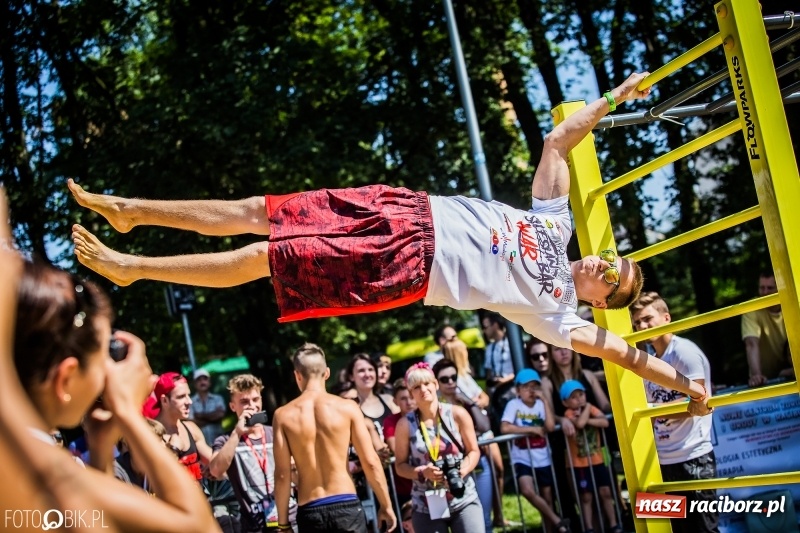 Zdjęcie w galerii na portalu naszraciborz.pl: Widowiskowe zawody na plaży. Trwają Ogólnopolskie Zawody Street Workout wiadomości z regionu