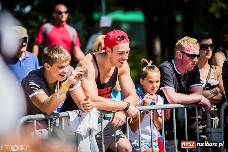 Zdjęcie w galerii na portalu naszraciborz.pl: Widowiskowe zawody na plaży. Trwają Ogólnopolskie Zawody Street Workout wiadomości z regionu