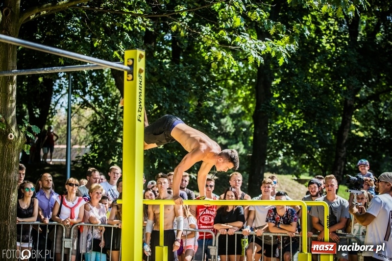 Zdjęcie w galerii na portalu naszraciborz.pl: Widowiskowe zawody na plaży. Trwają Ogólnopolskie Zawody Street Workout wiadomości z regionu