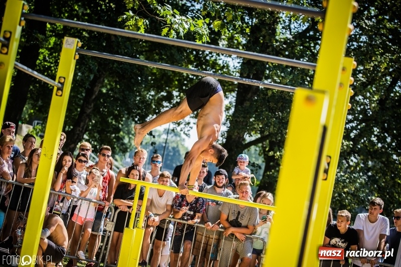 Zdjęcie w galerii na portalu naszraciborz.pl: Widowiskowe zawody na plaży. Trwają Ogólnopolskie Zawody Street Workout wiadomości z regionu