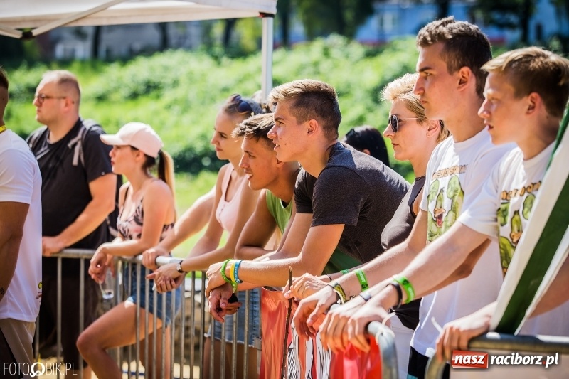 Zdjęcie w galerii na portalu naszraciborz.pl: Widowiskowe zawody na plaży. Trwają Ogólnopolskie Zawody Street Workout wiadomości z regionu