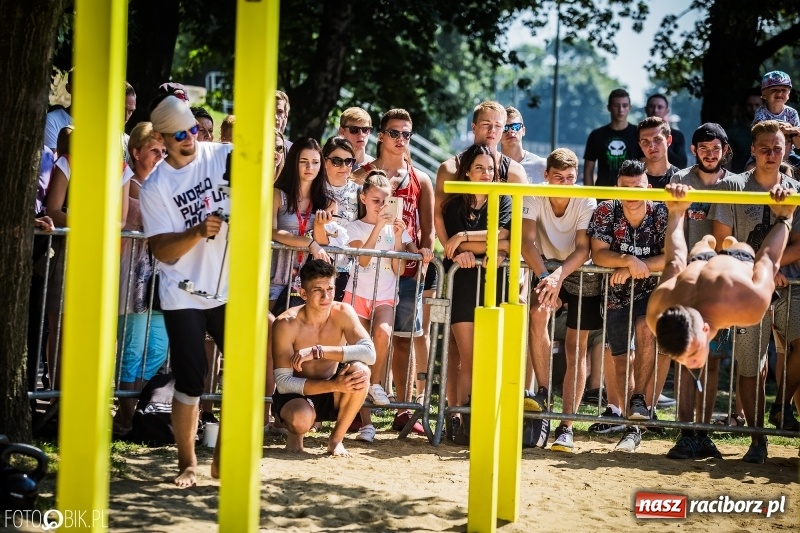 Zdjęcie w galerii na portalu naszraciborz.pl: Widowiskowe zawody na plaży. Trwają Ogólnopolskie Zawody Street Workout wiadomości z regionu