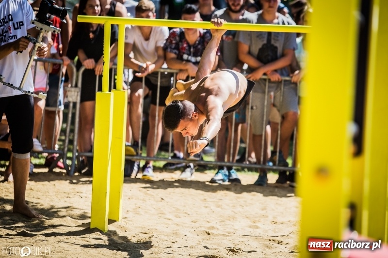 Zdjęcie w galerii na portalu naszraciborz.pl: Widowiskowe zawody na plaży. Trwają Ogólnopolskie Zawody Street Workout wiadomości z regionu