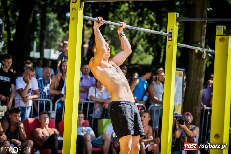 Zdjęcie w galerii na portalu naszraciborz.pl: Widowiskowe zawody na plaży. Trwają Ogólnopolskie Zawody Street Workout wiadomości z regionu