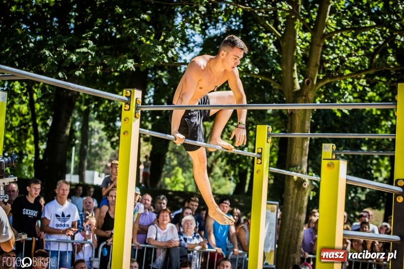 Zdjęcie w galerii na portalu naszraciborz.pl: Widowiskowe zawody na plaży. Trwają Ogólnopolskie Zawody Street Workout wiadomości z regionu