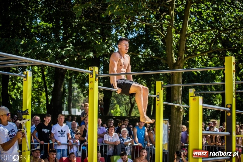 Zdjęcie w galerii na portalu naszraciborz.pl: Widowiskowe zawody na plaży. Trwają Ogólnopolskie Zawody Street Workout wiadomości z regionu