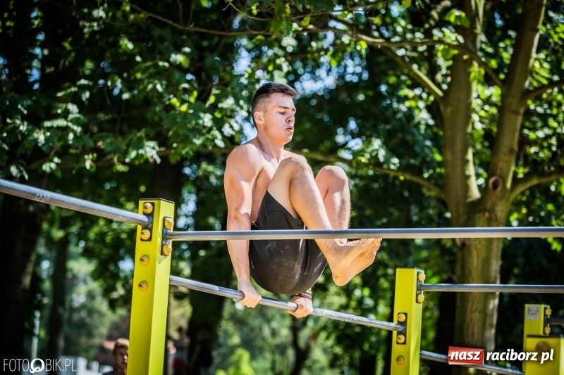 Zdjęcie w galerii na portalu naszraciborz.pl: Widowiskowe zawody na plaży. Trwają Ogólnopolskie Zawody Street Workout wiadomości z regionu