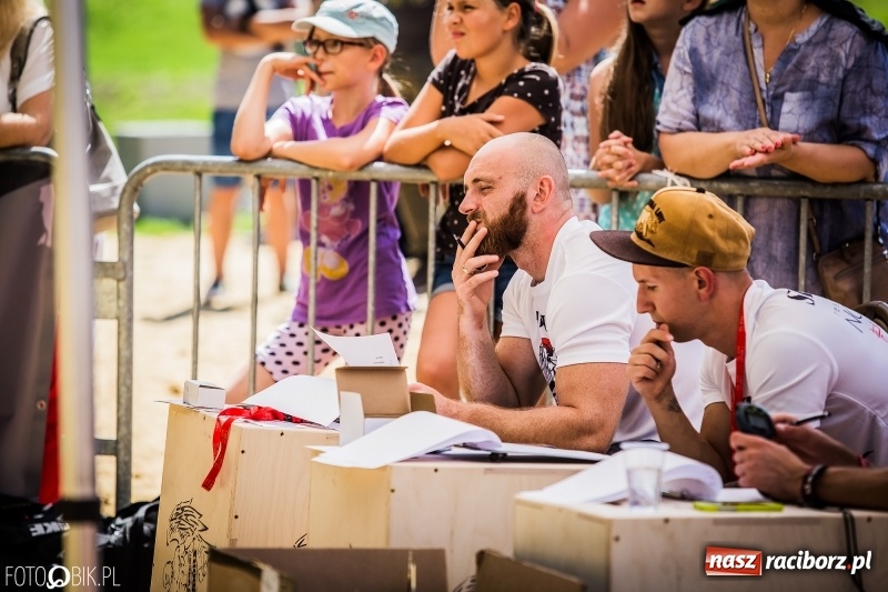 Zdjęcie w galerii na portalu naszraciborz.pl: Widowiskowe zawody na plaży. Trwają Ogólnopolskie Zawody Street Workout wiadomości z regionu