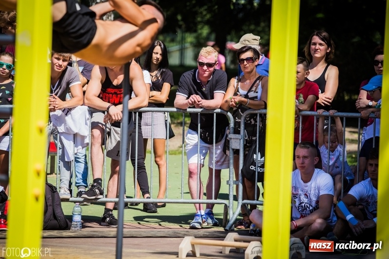 Zdjęcie w galerii na portalu naszraciborz.pl: Widowiskowe zawody na plaży. Trwają Ogólnopolskie Zawody Street Workout wiadomości z regionu