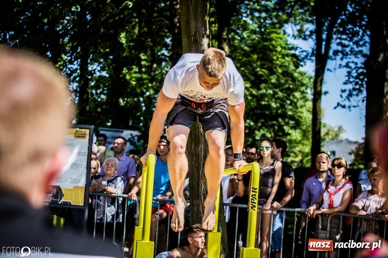 Zdjęcie w galerii na portalu naszraciborz.pl: Widowiskowe zawody na plaży. Trwają Ogólnopolskie Zawody Street Workout wiadomości z regionu
