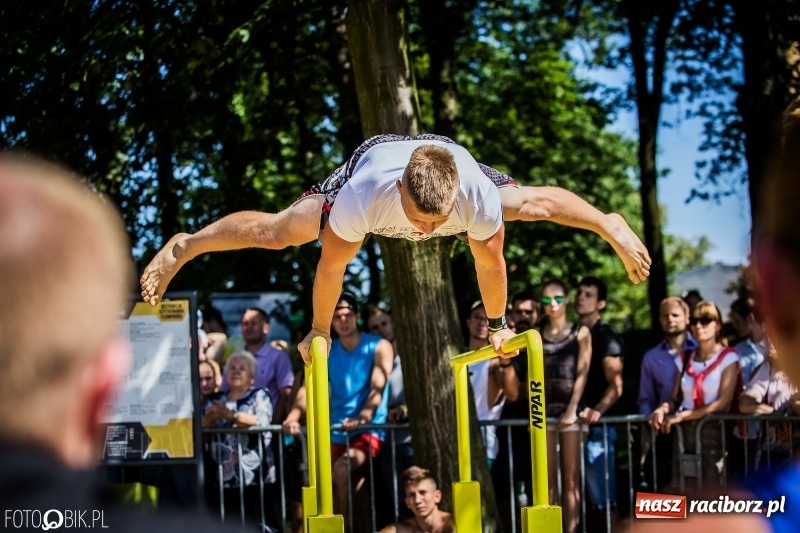 Zdjęcie w galerii na portalu naszraciborz.pl: Widowiskowe zawody na plaży. Trwają Ogólnopolskie Zawody Street Workout wiadomości z regionu