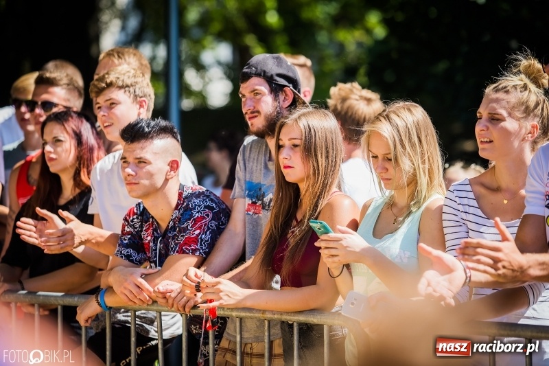 Zdjęcie w galerii na portalu naszraciborz.pl: Widowiskowe zawody na plaży. Trwają Ogólnopolskie Zawody Street Workout wiadomości z regionu