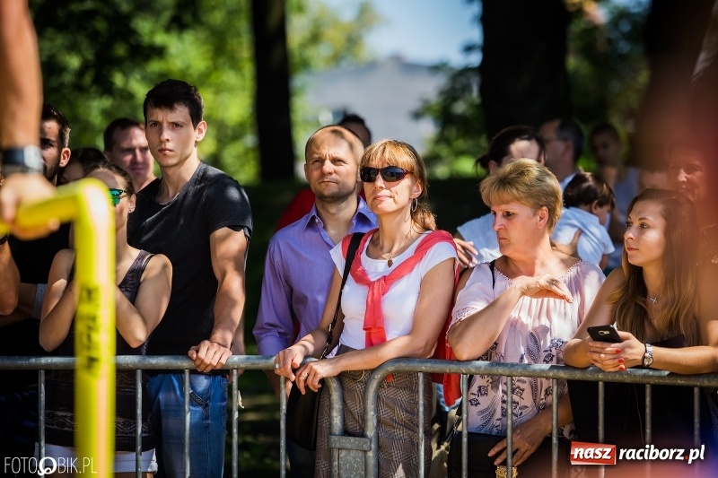 Zdjęcie w galerii na portalu naszraciborz.pl: Widowiskowe zawody na plaży. Trwają Ogólnopolskie Zawody Street Workout wiadomości z regionu