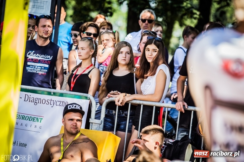 Zdjęcie w galerii na portalu naszraciborz.pl: Widowiskowe zawody na plaży. Trwają Ogólnopolskie Zawody Street Workout wiadomości z regionu