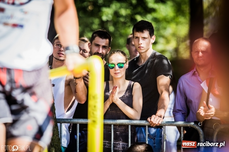 Zdjęcie w galerii na portalu naszraciborz.pl: Widowiskowe zawody na plaży. Trwają Ogólnopolskie Zawody Street Workout wiadomości z regionu
