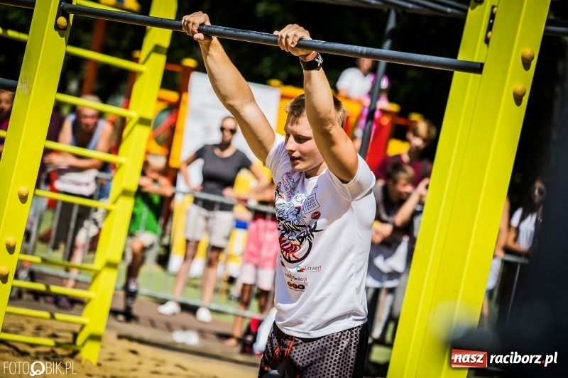 Zdjęcie w galerii na portalu naszraciborz.pl: Widowiskowe zawody na plaży. Trwają Ogólnopolskie Zawody Street Workout wiadomości z regionu