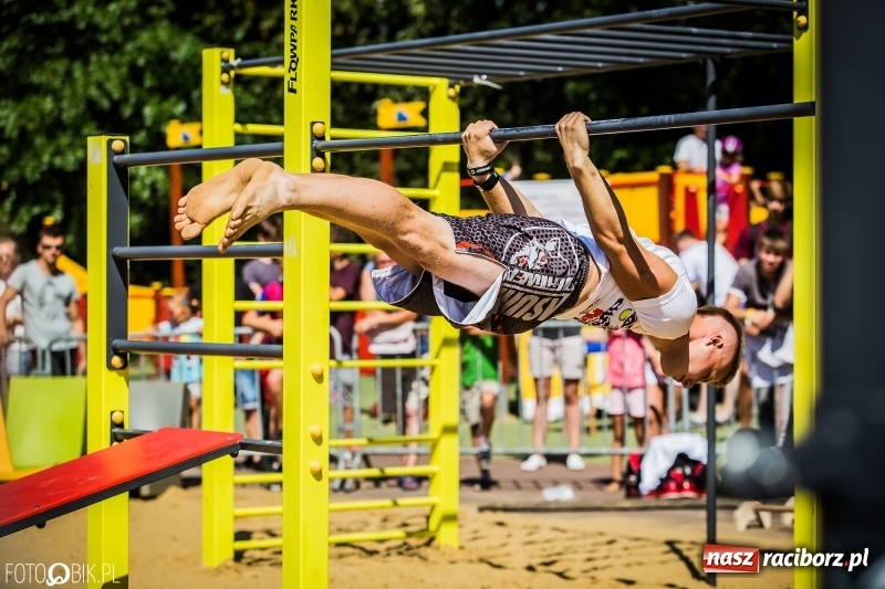 Zdjęcie w galerii na portalu naszraciborz.pl: Widowiskowe zawody na plaży. Trwają Ogólnopolskie Zawody Street Workout wiadomości z regionu