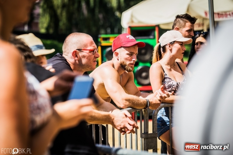 Zdjęcie w galerii na portalu naszraciborz.pl: Widowiskowe zawody na plaży. Trwają Ogólnopolskie Zawody Street Workout wiadomości z regionu