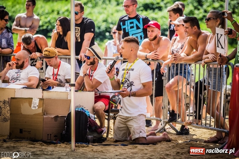 Zdjęcie w galerii na portalu naszraciborz.pl: Widowiskowe zawody na plaży. Trwają Ogólnopolskie Zawody Street Workout wiadomości z regionu