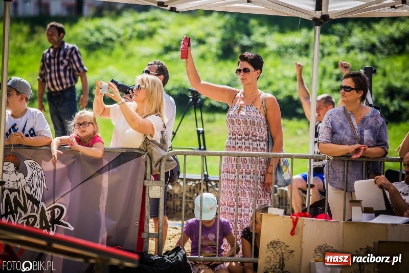 Zdjęcie w galerii na portalu naszraciborz.pl: Widowiskowe zawody na plaży. Trwają Ogólnopolskie Zawody Street Workout wiadomości z regionu