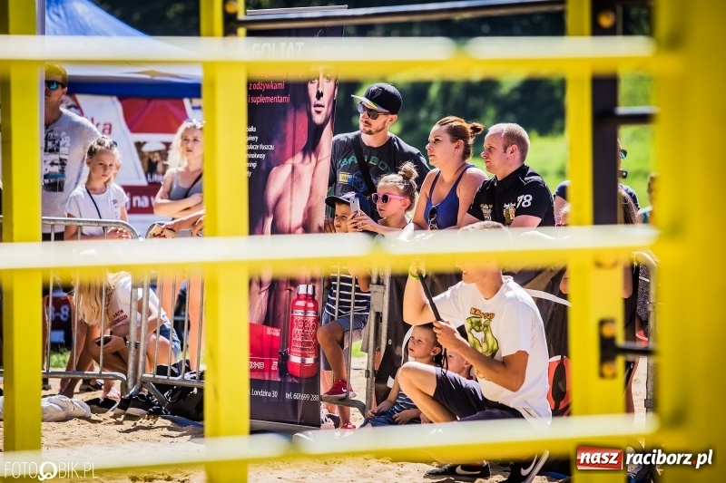 Zdjęcie w galerii na portalu naszraciborz.pl: Widowiskowe zawody na plaży. Trwają Ogólnopolskie Zawody Street Workout wiadomości z regionu
