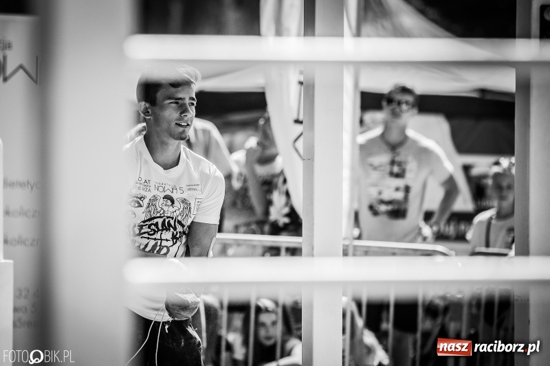 Zdjęcie w galerii na portalu naszraciborz.pl: Widowiskowe zawody na plaży. Trwają Ogólnopolskie Zawody Street Workout wiadomości z regionu