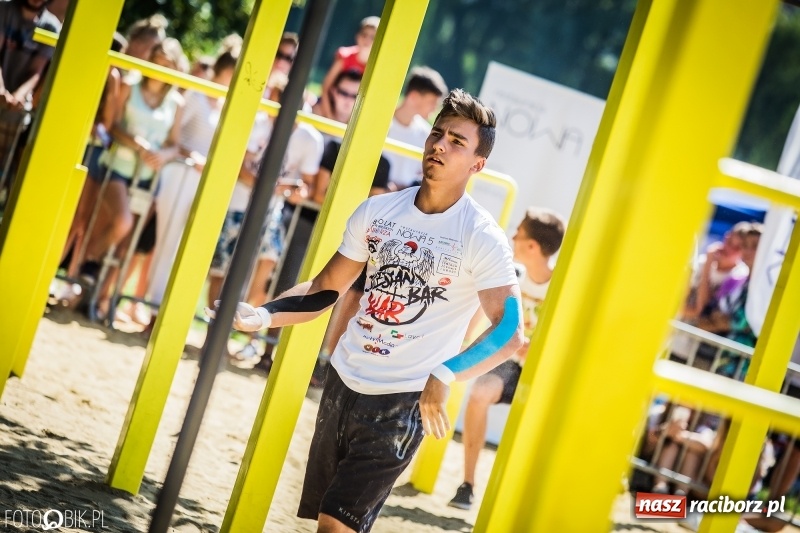 Zdjęcie w galerii na portalu naszraciborz.pl: Widowiskowe zawody na plaży. Trwają Ogólnopolskie Zawody Street Workout wiadomości z regionu