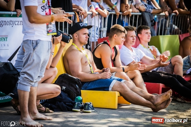 Zdjęcie w galerii na portalu naszraciborz.pl: Widowiskowe zawody na plaży. Trwają Ogólnopolskie Zawody Street Workout wiadomości z regionu