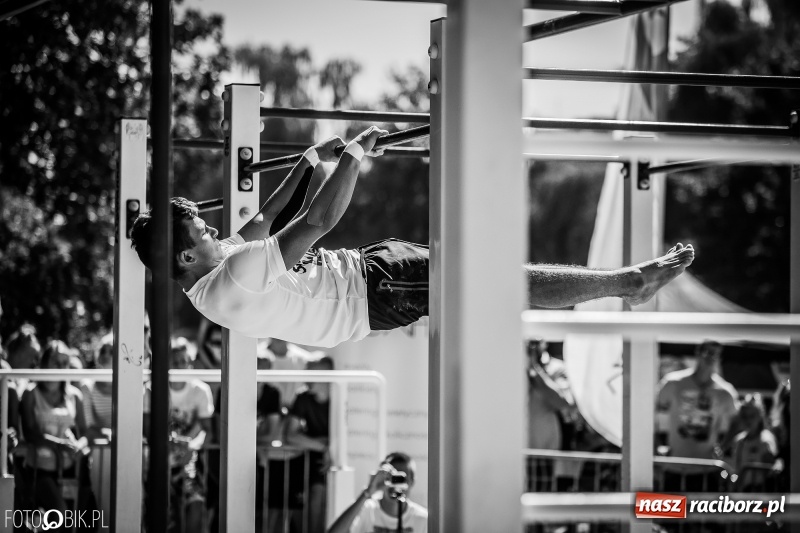 Zdjęcie w galerii na portalu naszraciborz.pl: Widowiskowe zawody na plaży. Trwają Ogólnopolskie Zawody Street Workout wiadomości z regionu