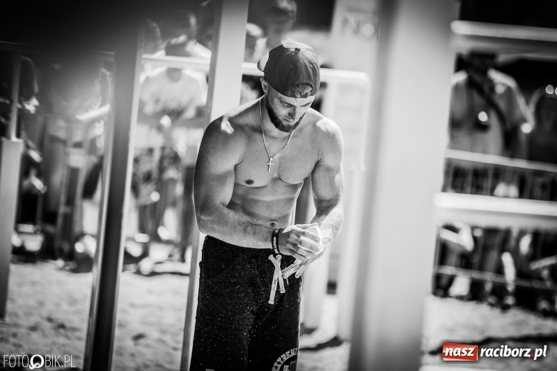 Zdjęcie w galerii na portalu naszraciborz.pl: Widowiskowe zawody na plaży. Trwają Ogólnopolskie Zawody Street Workout wiadomości z regionu