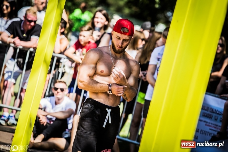 Zdjęcie w galerii na portalu naszraciborz.pl: Widowiskowe zawody na plaży. Trwają Ogólnopolskie Zawody Street Workout wiadomości z regionu