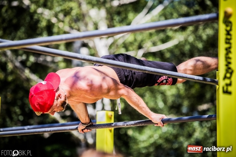 Zdjęcie w galerii na portalu naszraciborz.pl: Widowiskowe zawody na plaży. Trwają Ogólnopolskie Zawody Street Workout wiadomości z regionu