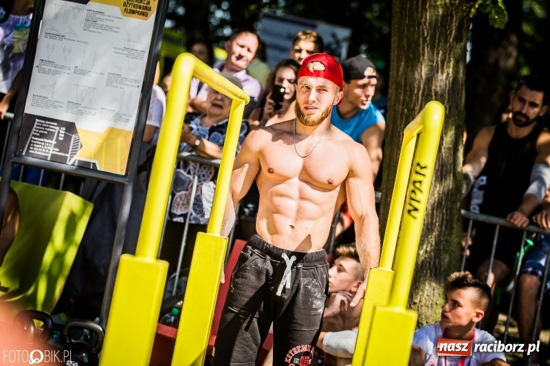 Zdjęcie w galerii na portalu naszraciborz.pl: Widowiskowe zawody na plaży. Trwają Ogólnopolskie Zawody Street Workout wiadomości z regionu