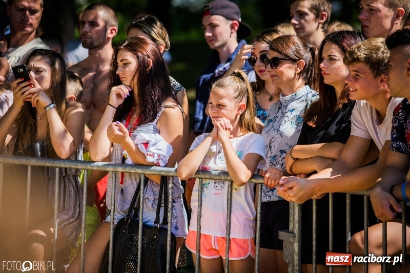 Zdjęcie w galerii na portalu naszraciborz.pl: Widowiskowe zawody na plaży. Trwają Ogólnopolskie Zawody Street Workout wiadomości z regionu