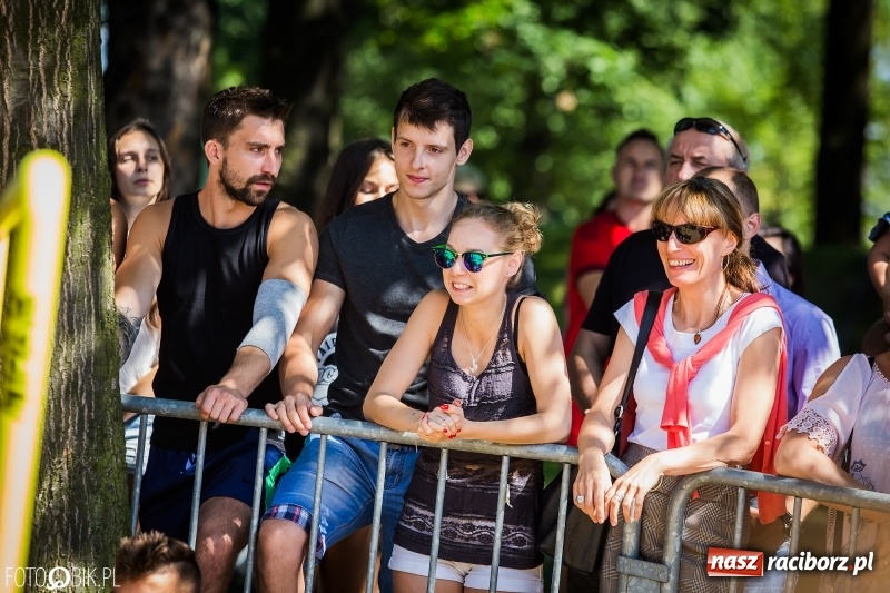 Zdjęcie w galerii na portalu naszraciborz.pl: Widowiskowe zawody na plaży. Trwają Ogólnopolskie Zawody Street Workout wiadomości z regionu