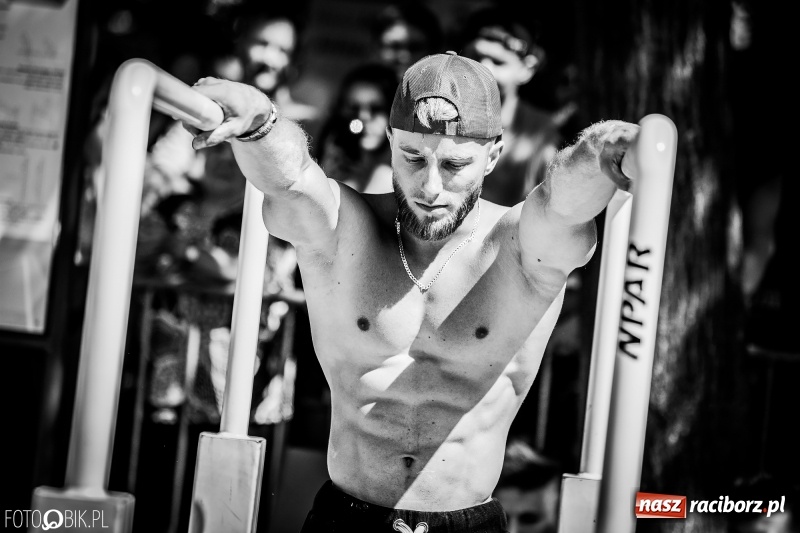 Zdjęcie w galerii na portalu naszraciborz.pl: Widowiskowe zawody na plaży. Trwają Ogólnopolskie Zawody Street Workout wiadomości z regionu