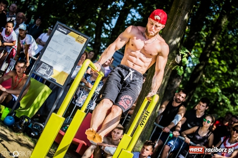 Zdjęcie w galerii na portalu naszraciborz.pl: Widowiskowe zawody na plaży. Trwają Ogólnopolskie Zawody Street Workout wiadomości z regionu