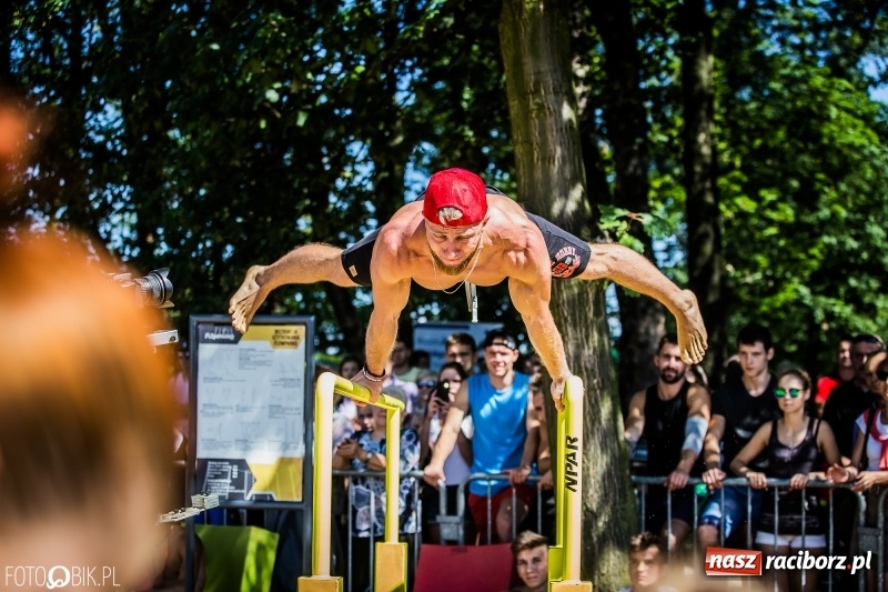Zdjęcie w galerii na portalu naszraciborz.pl: Widowiskowe zawody na plaży. Trwają Ogólnopolskie Zawody Street Workout wiadomości z regionu
