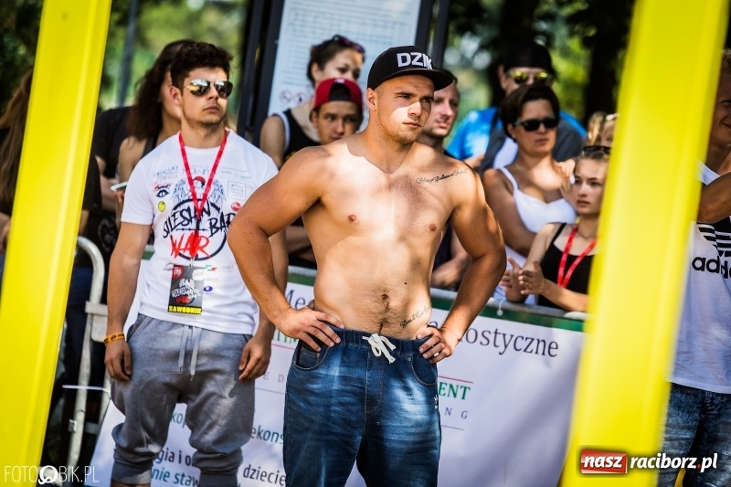 Zdjęcie w galerii na portalu naszraciborz.pl: Widowiskowe zawody na plaży. Trwają Ogólnopolskie Zawody Street Workout wiadomości z regionu