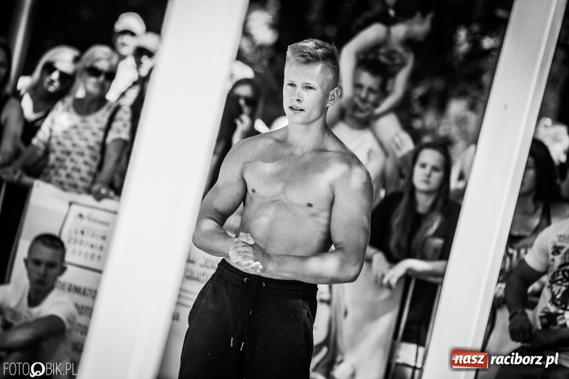 Zdjęcie w galerii na portalu naszraciborz.pl: Widowiskowe zawody na plaży. Trwają Ogólnopolskie Zawody Street Workout wiadomości z regionu