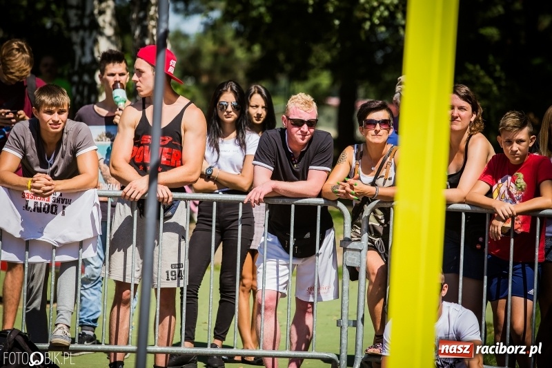 Zdjęcie w galerii na portalu naszraciborz.pl: Widowiskowe zawody na plaży. Trwają Ogólnopolskie Zawody Street Workout wiadomości z regionu