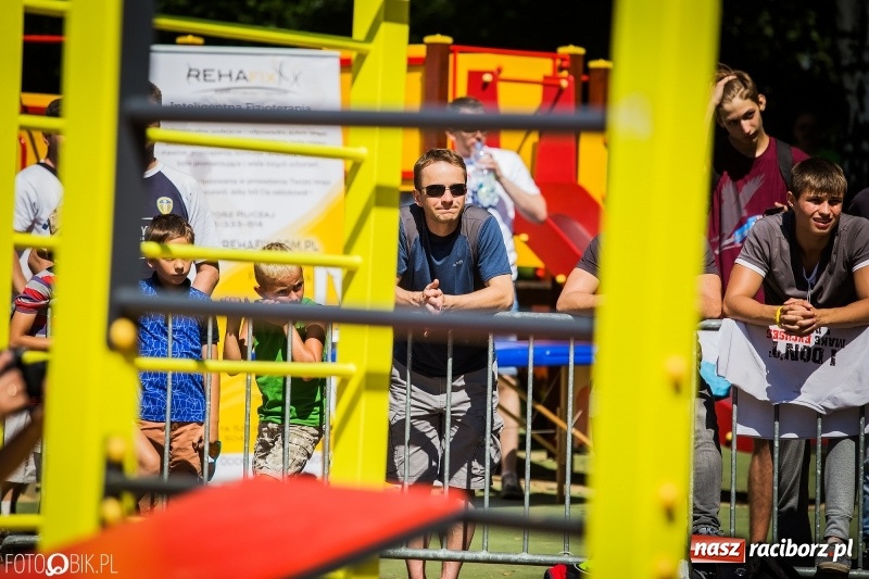 Zdjęcie w galerii na portalu naszraciborz.pl: Widowiskowe zawody na plaży. Trwają Ogólnopolskie Zawody Street Workout wiadomości z regionu