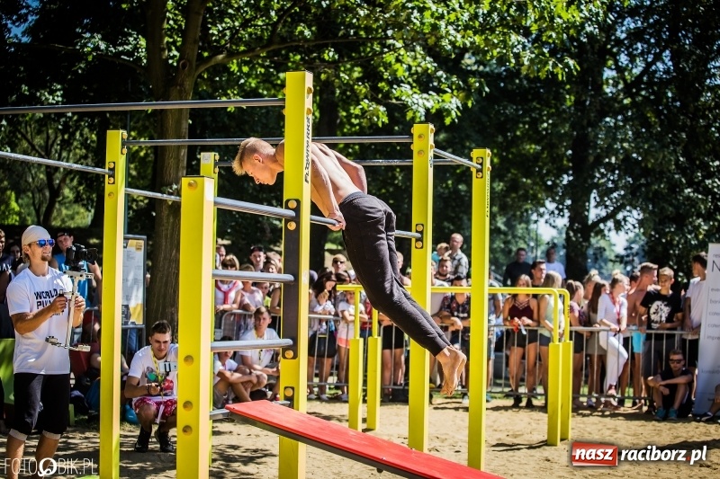 Zdjęcie w galerii na portalu naszraciborz.pl: Widowiskowe zawody na plaży. Trwają Ogólnopolskie Zawody Street Workout wiadomości z regionu