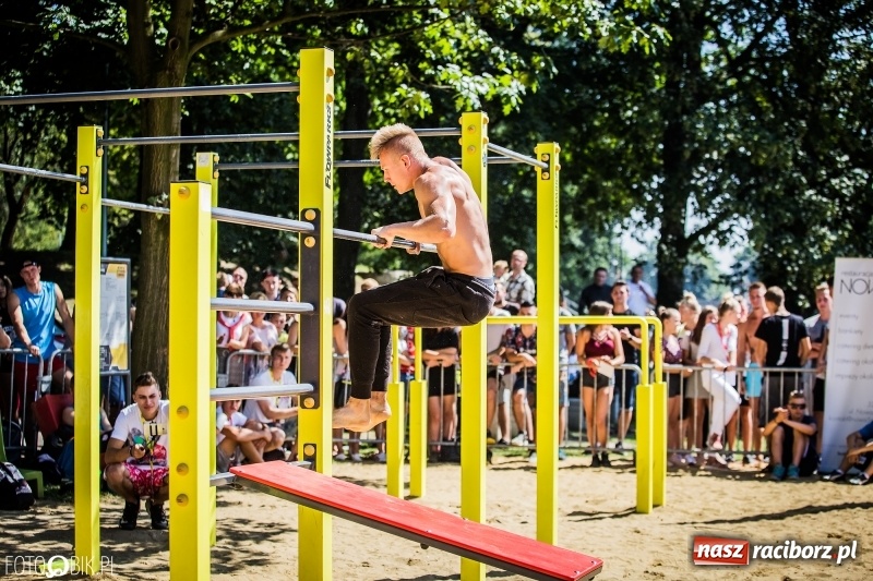 Zdjęcie w galerii na portalu naszraciborz.pl: Widowiskowe zawody na plaży. Trwają Ogólnopolskie Zawody Street Workout wiadomości z regionu
