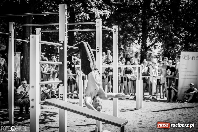 Zdjęcie w galerii na portalu naszraciborz.pl: Widowiskowe zawody na plaży. Trwają Ogólnopolskie Zawody Street Workout wiadomości z regionu